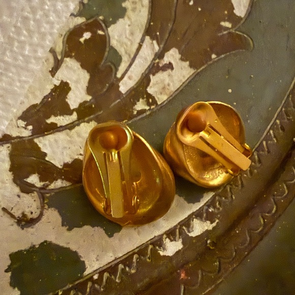 Vintage Elegant Brushed Gold and Pearl Clip On Earrings - Picture 5 of 9